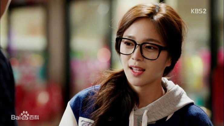 李伊利雅()影视素颜照相册