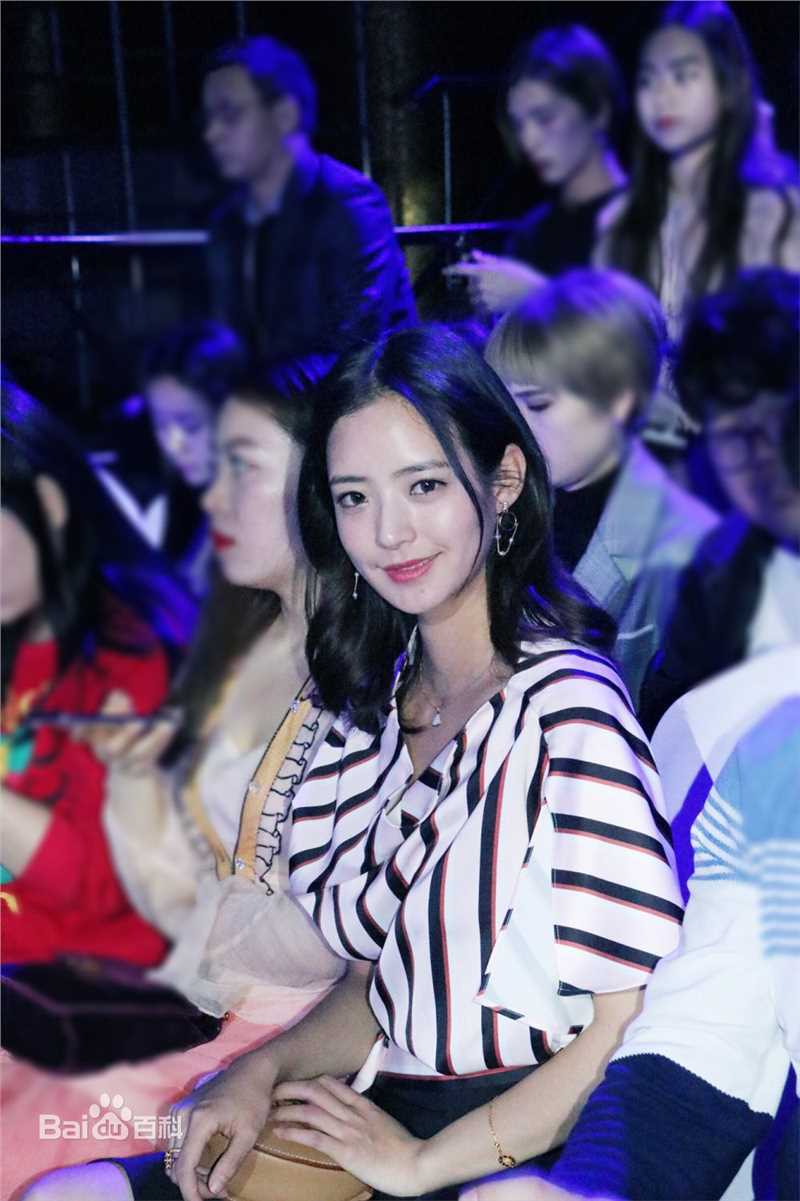 邹新宇活动照性感图片图集