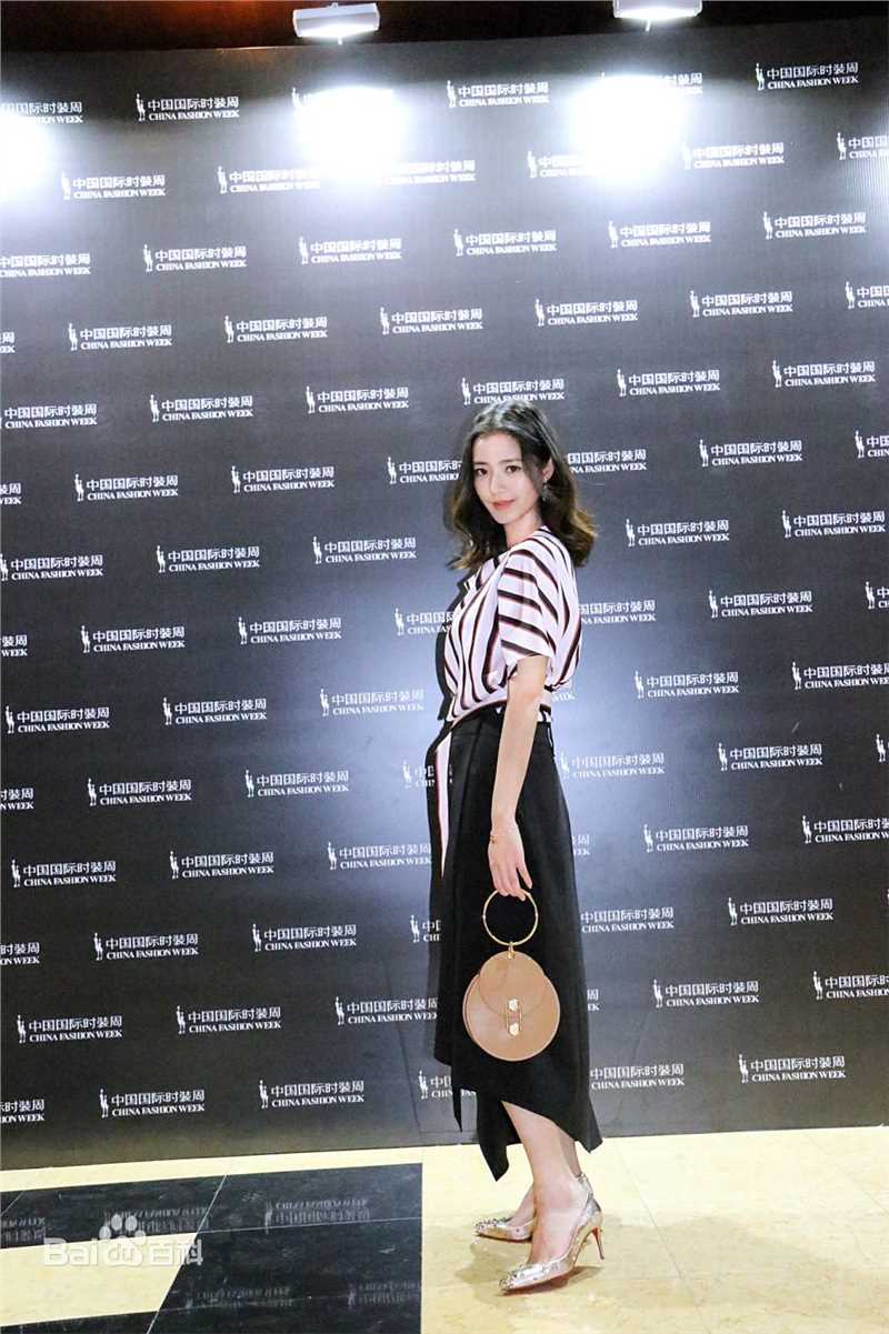 邹新宇活动照性感图片图集