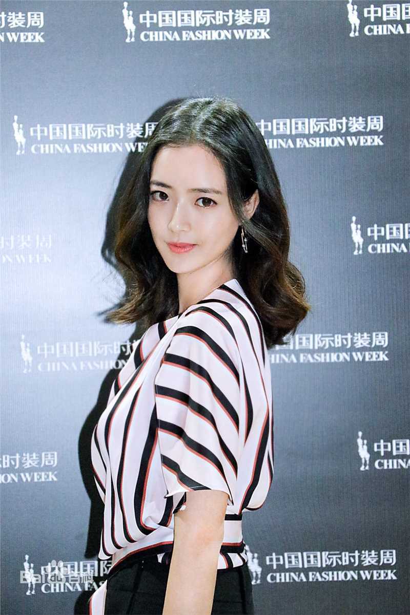 邹新宇活动照性感图片图集