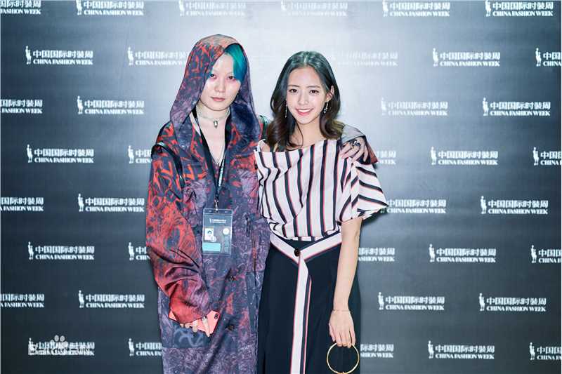 邹新宇活动照性感图片图集