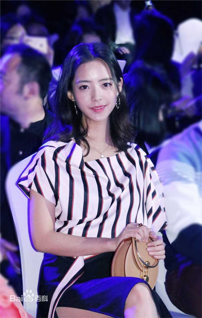 邹新宇活动照性感图片图集