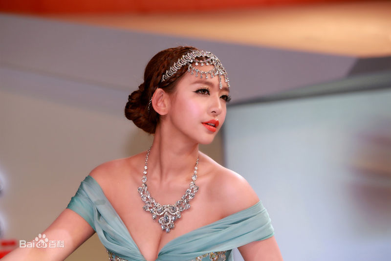 曹阳(Cao Yang)2012广州车展车模性感图片图集