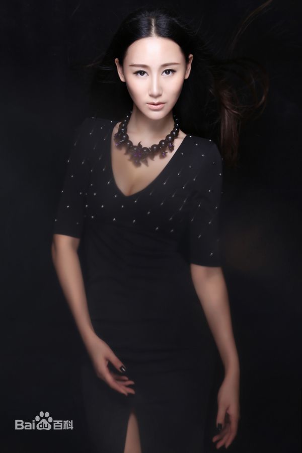 杜十五最新2014个性 深v露背壁纸