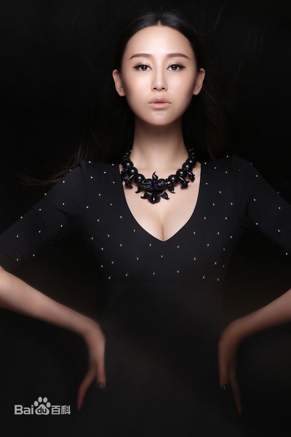 杜十五最新2014个性 深v露背壁纸