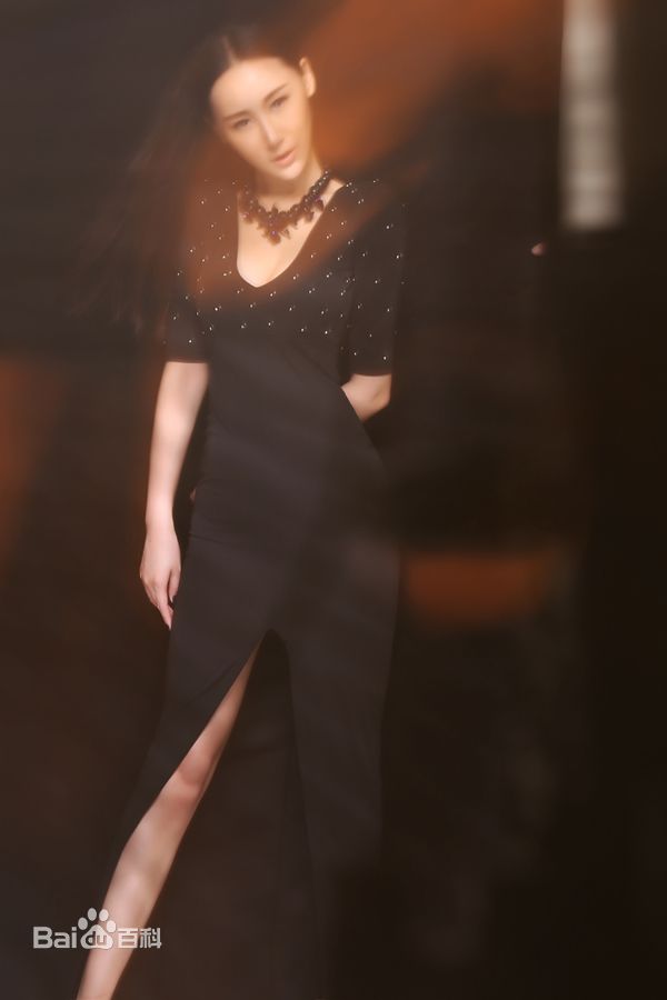 杜十五最新2014个性 深v露背壁纸