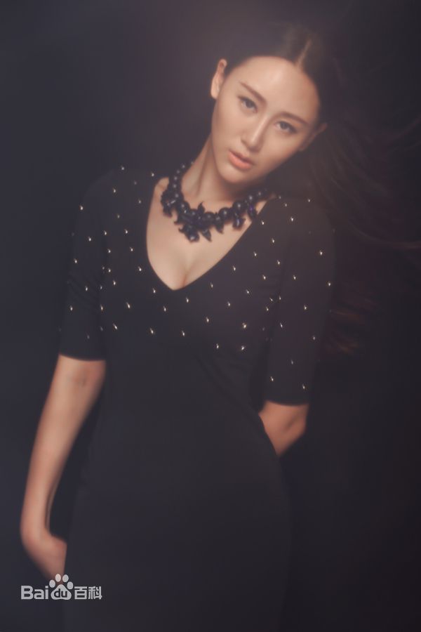 杜十五最新2014个性 深v露背壁纸