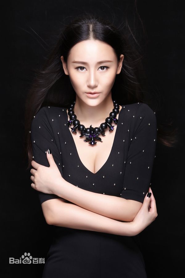 杜十五最新2014个性 深v露背壁纸