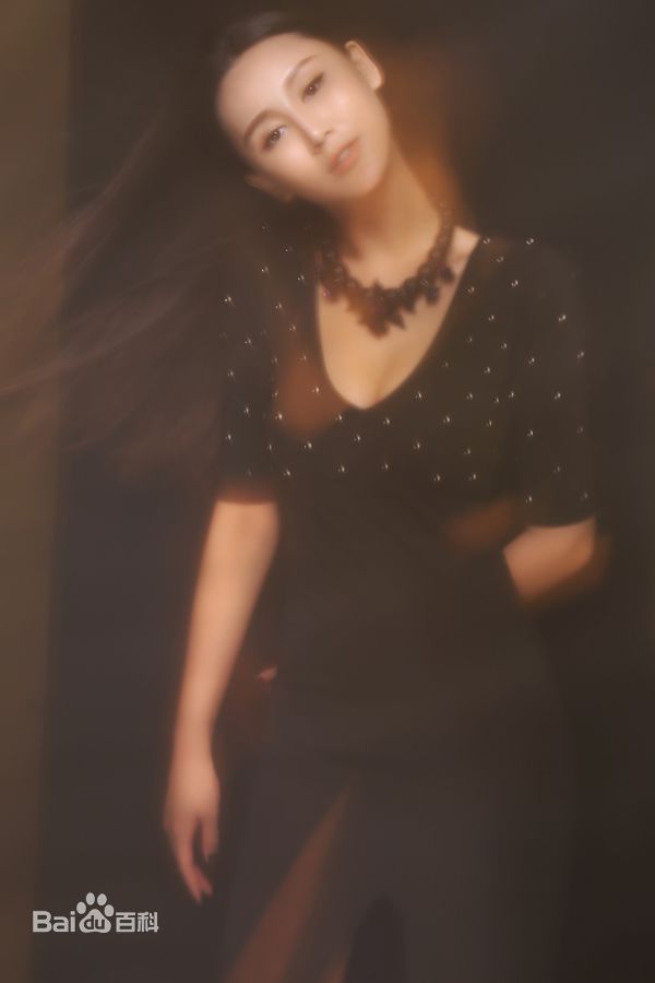 杜十五最新2014个性 深v露背壁纸