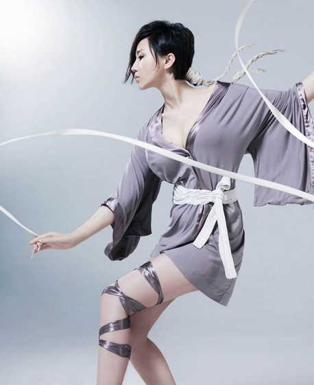 精选足球宝贝阿朵展性感玉肌,曲线完美体现_图册