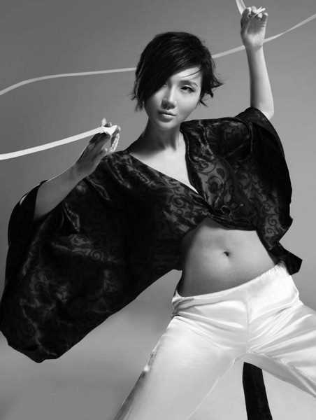 精选足球宝贝阿朵展性感玉肌,曲线完美体现_图册