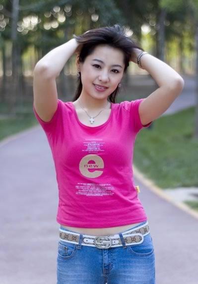 特别专辑爱穿红色T恤的足球宝贝图片