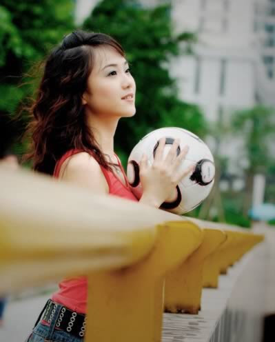 特别专辑爱穿红色T恤的足球宝贝图片