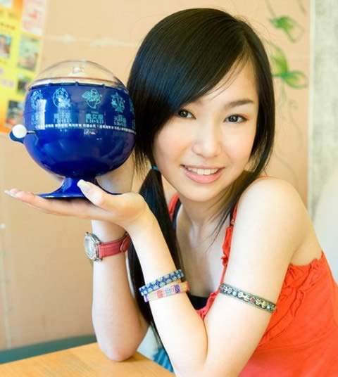 特别专辑爱穿红色T恤的足球宝贝图片