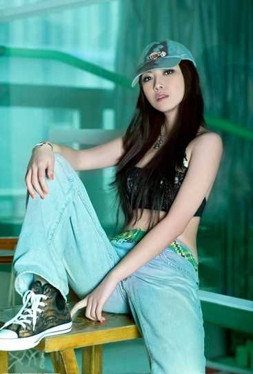 变身性感篮球宝贝的气质美女