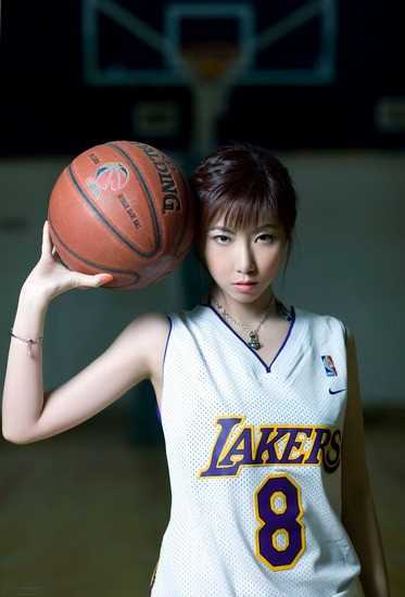 变身性感篮球宝贝的气质美女