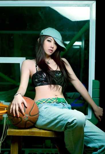 变身性感篮球宝贝的气质美女