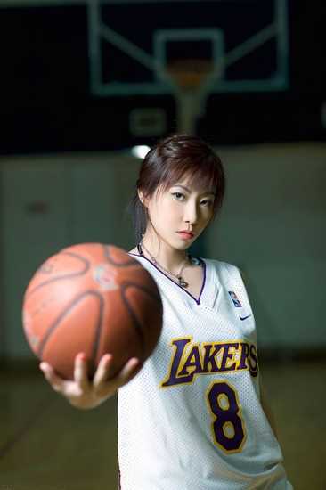 变身性感篮球宝贝的气质美女