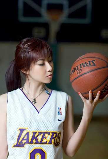 变身性感篮球宝贝的气质美女