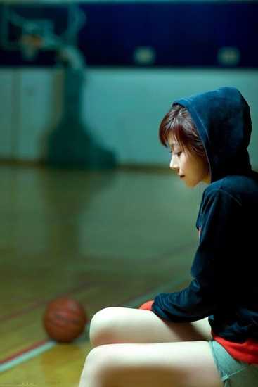 变身性感篮球宝贝的气质美女