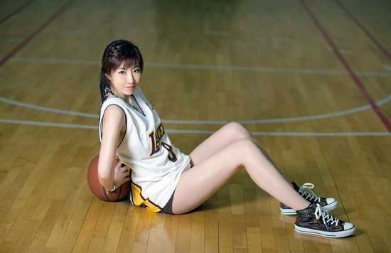 变身性感篮球宝贝的气质美女