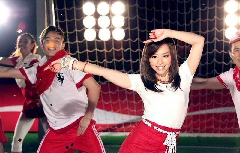 优质代言饮料化身足球宝贝的张靓颖美女相册