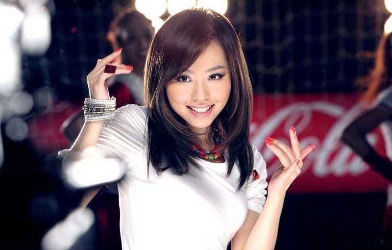 优质代言饮料化身足球宝贝的张靓颖美女相册