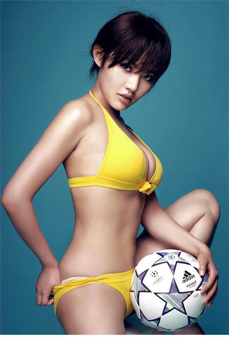 特别专辑足球宝贝喷血半裸诱惑图片