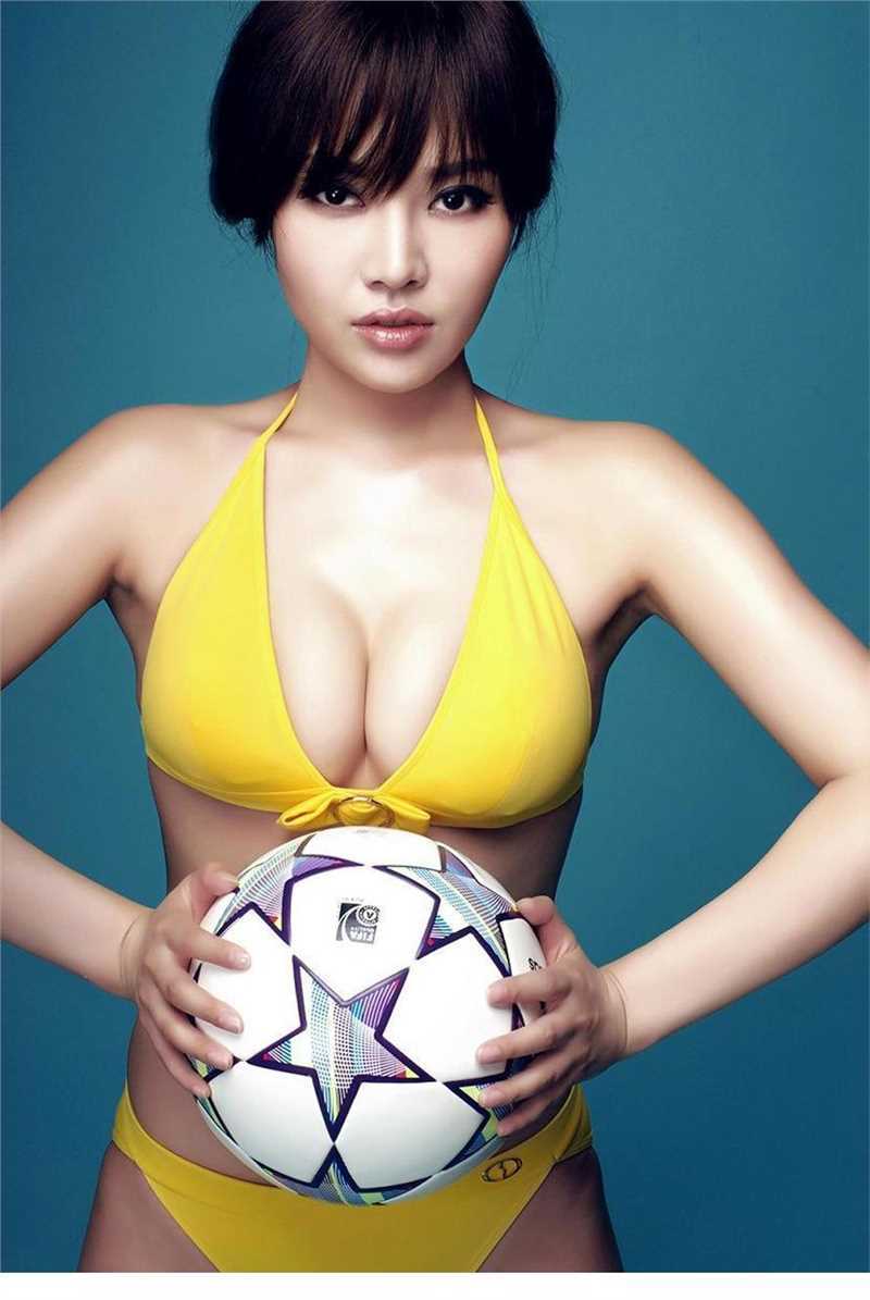 特别专辑足球宝贝喷血半裸诱惑图片