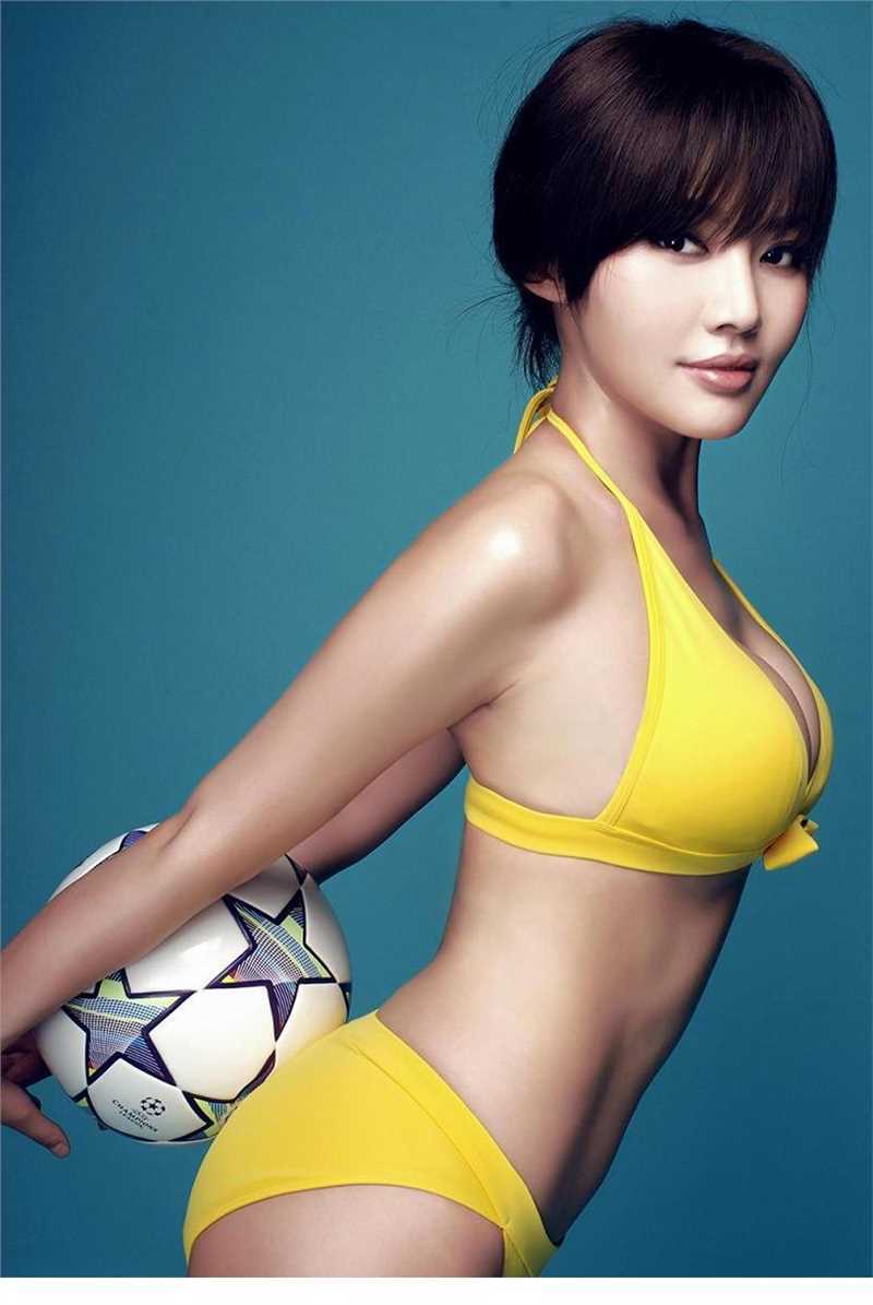 特别专辑足球宝贝喷血半裸诱惑图片