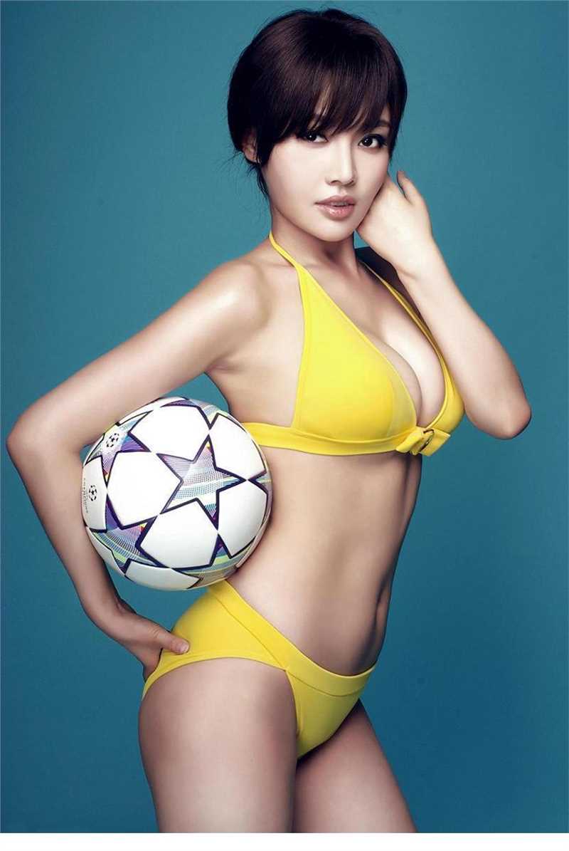 特别专辑足球宝贝喷血半裸诱惑图片