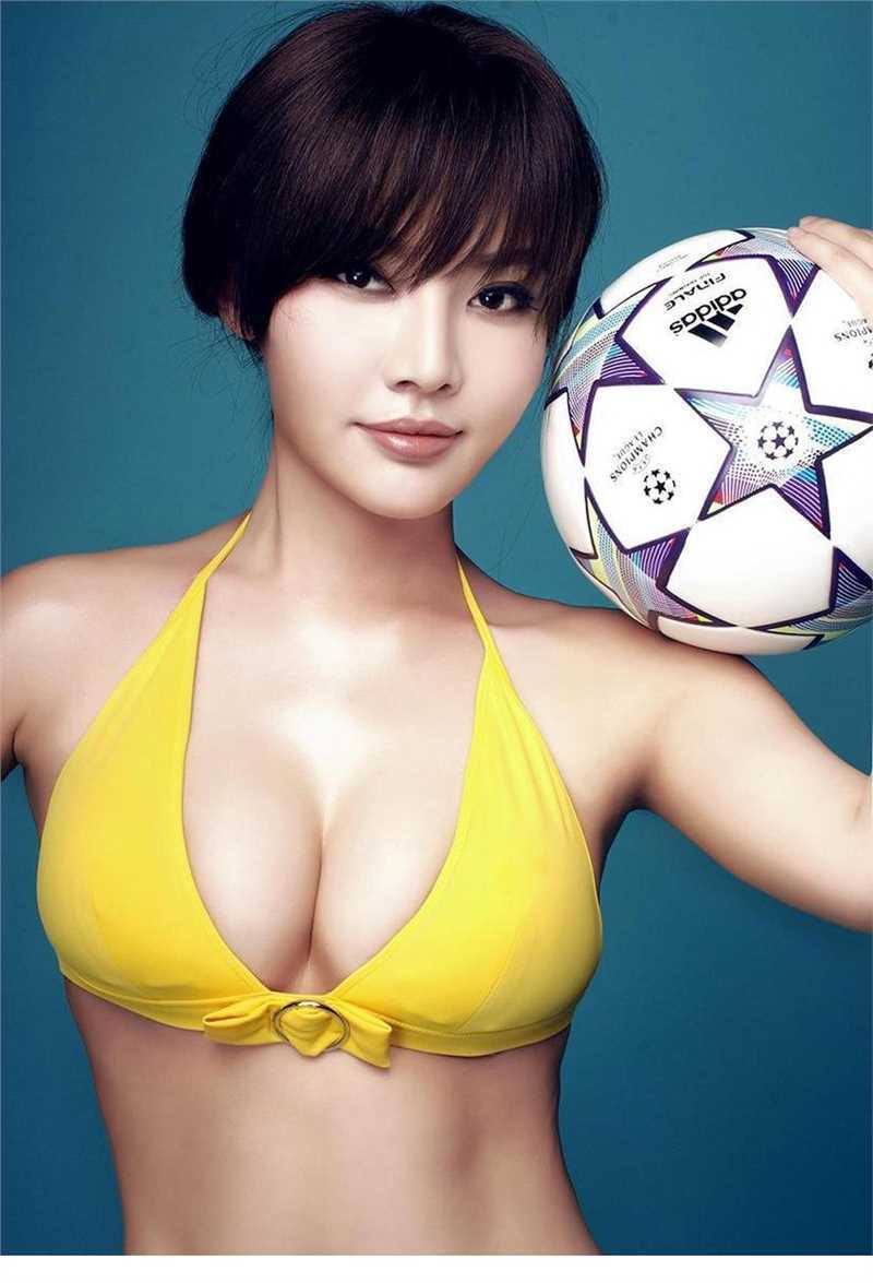 特别专辑足球宝贝喷血半裸诱惑图片