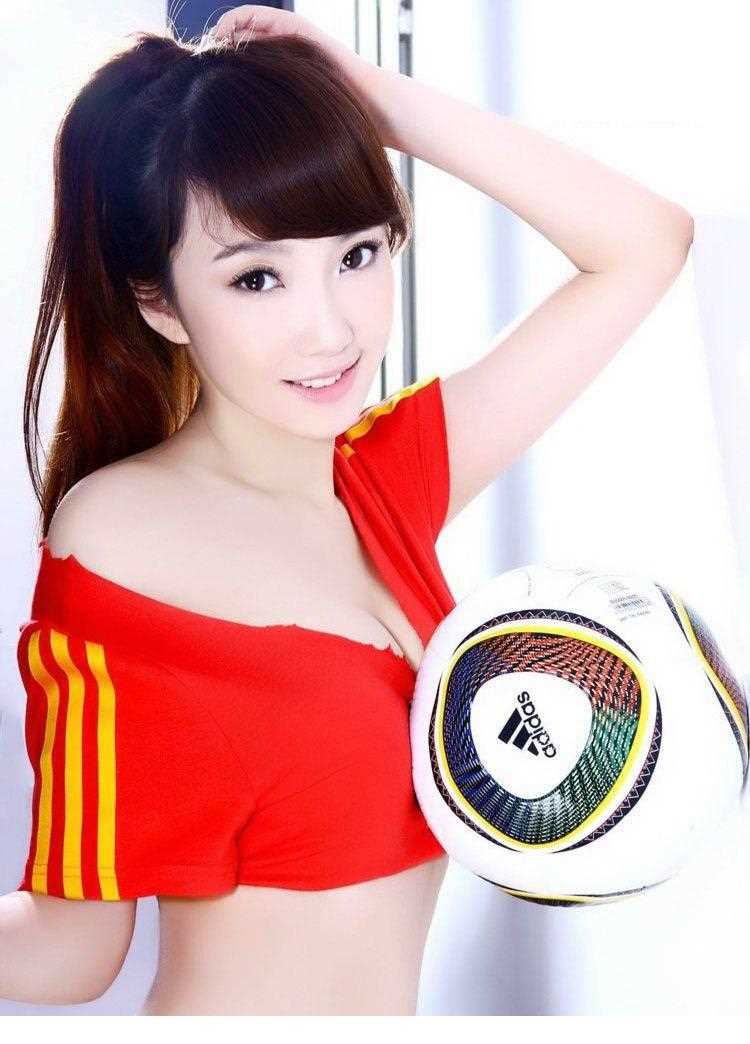 精选足球宝贝倪歆柔比基尼露圆润半球图册