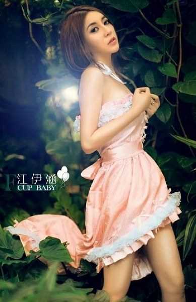 最新性感教主华丽转身,变装萝莉女仆大秀清纯_壁纸