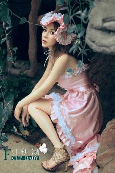 最新性感教主华丽转身,变装萝莉女仆大秀清纯_壁纸