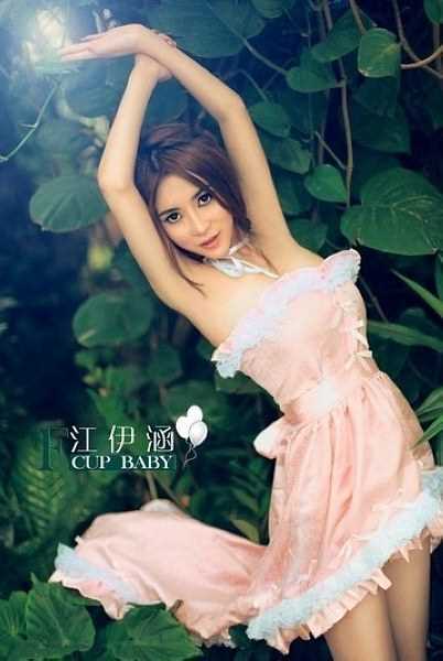 最新性感教主华丽转身,变装萝莉女仆大秀清纯_壁纸