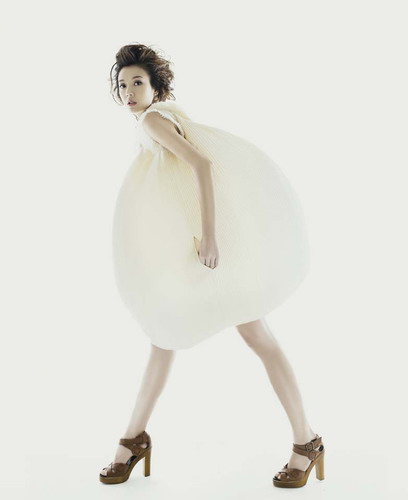 精选周韦彤着闪亮内衣出镜,抛胸狂秀身材_图册