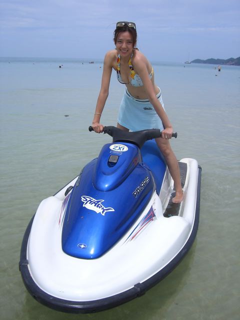 精选周韦彤着闪亮内衣出镜,抛胸狂秀身材_图册