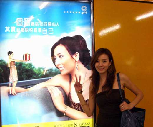 精选周韦彤着闪亮内衣出镜,抛胸狂秀身材_图册