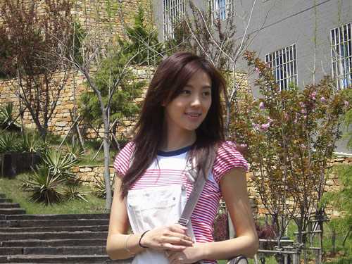 精选周韦彤着闪亮内衣出镜,抛胸狂秀身材_图册