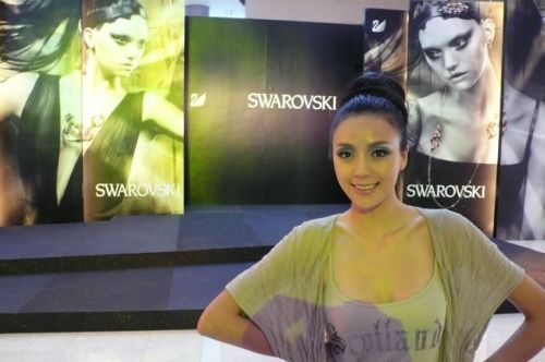 精选周韦彤着闪亮内衣出镜,抛胸狂秀身材_图册