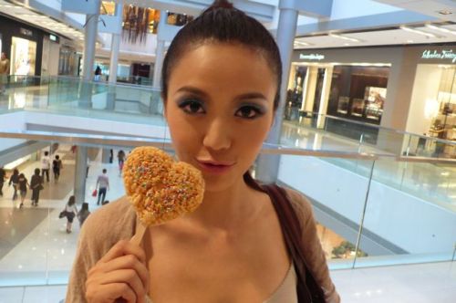 精选周韦彤着闪亮内衣出镜,抛胸狂秀身材_图册