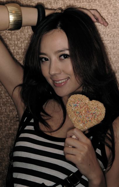 精选周韦彤着闪亮内衣出镜,抛胸狂秀身材_图册