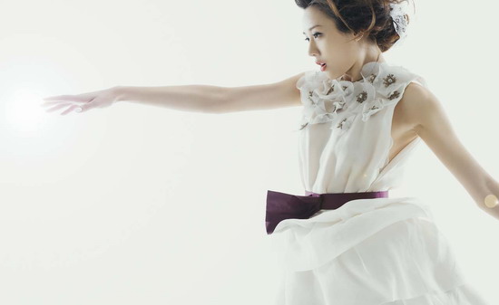 精选周韦彤着闪亮内衣出镜,抛胸狂秀身材_图册