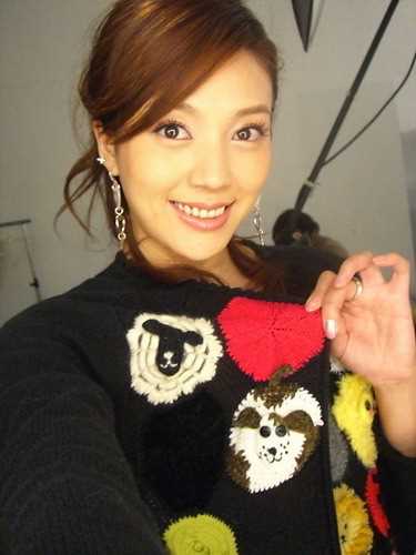 精选周韦彤着闪亮内衣出镜,抛胸狂秀身材_图册