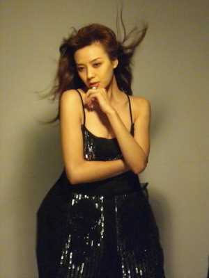 精选周韦彤着闪亮内衣出镜,抛胸狂秀身材_图册