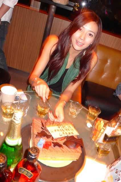 精选周韦彤着闪亮内衣出镜,抛胸狂秀身材_图册