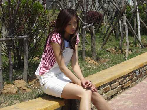 精选周韦彤着闪亮内衣出镜,抛胸狂秀身材_图册