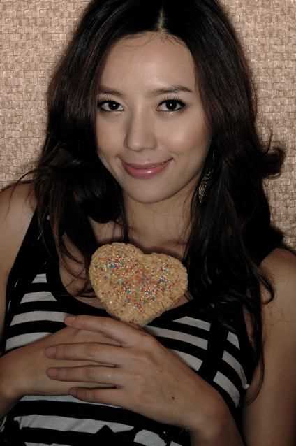 精选周韦彤着闪亮内衣出镜,抛胸狂秀身材_图册