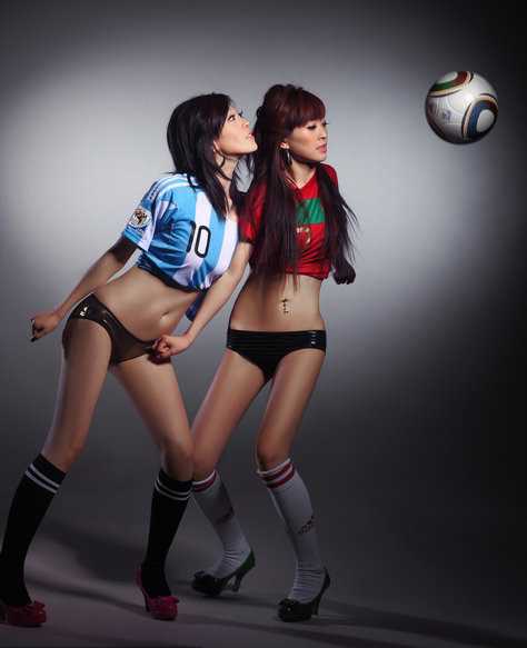 精选绝美双胞胎演绎英德战,性感对抗没有输家_图册